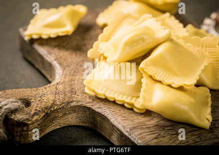 Pâtes fraîches maison raviolis farcis square Banque D'Images