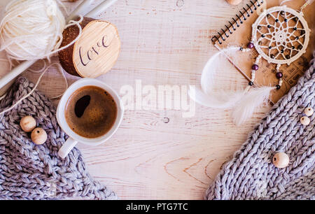 Composition confortable avec du café, des éléments à partir de la laine de mérinos tricoté sur un fond de bois. Une photo dans un style Hygge. Banque D'Images