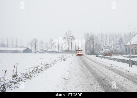 Supprime les chasse-neige neige de route glacée en hiver Banque D'Images