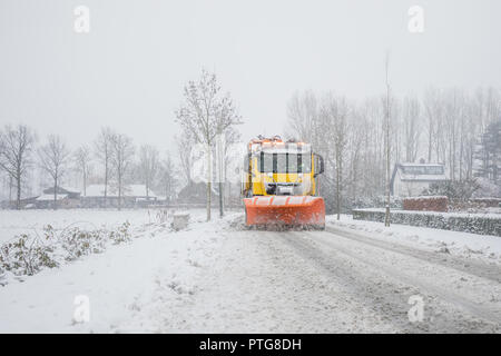 Supprime les chasse-neige neige de route glacée en hiver Banque D'Images