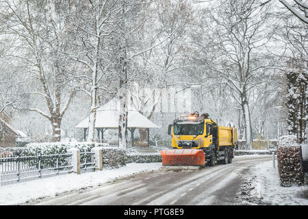 Supprime les chasse-neige neige de route glacée en hiver Banque D'Images