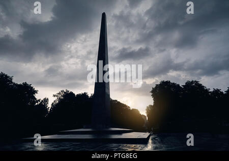 Monument à pilier ciel nuageux dans le parc de la gloire éternelle à Kiev, Ukraine Banque D'Images