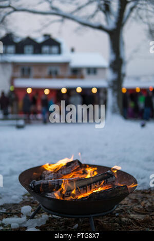 Fire bowl dans l'hiver à un marché de Noël, de l'Allemagne. Banque D'Images