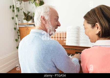 Senior couple playing piano Banque D'Images