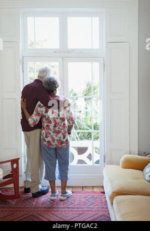 Serene couple à la fenêtre du salon, Banque D'Images