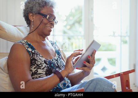 Senior woman using digital tablet Banque D'Images