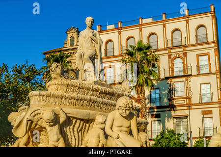 Fontaine sur la place Puerta de Jerez à Séville, Espagne. Banque D'Images