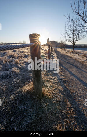 Soleil brille au-dessus de la barrière au Mur du diable, Saxe-Anhalt, Allemagne Banque D'Images