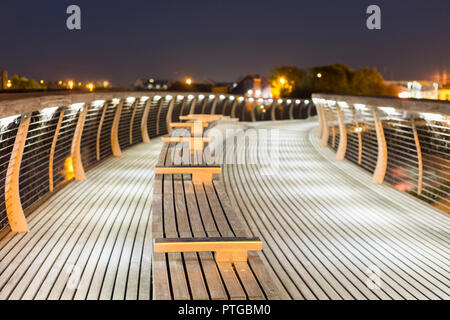 Passerelle sur rivière Aire, de nuit, Castleford, West Yorkshire, Angleterre, septembre Banque D'Images