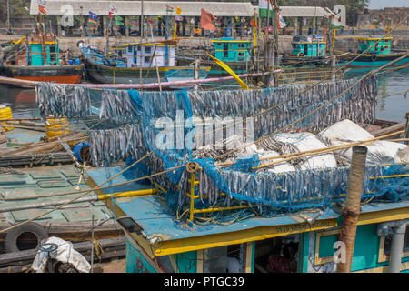 Des bateaux de pêche à l'Sassoon Docks de Mumbai, Inde Banque D'Images