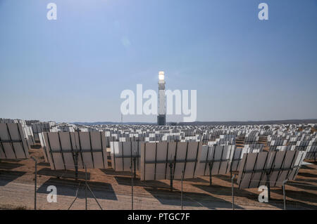 La centrale solaire d'Ashalim est une centrale thermique solaire dans le désert du Néguev près du kibboutz d'Ashalim, en Israël. La station fournira Banque D'Images