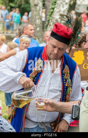 Raisin traditionnel hongrois participant à l'événement à l'automne dans un village Badacsony. 09. 09. 2018 Hongrie Banque D'Images