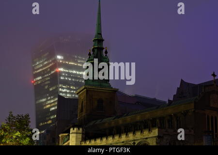 All Hallows par la tour une ancienne église anglicane de Byward Street dans la ville de Londres la nuit je Banque D'Images