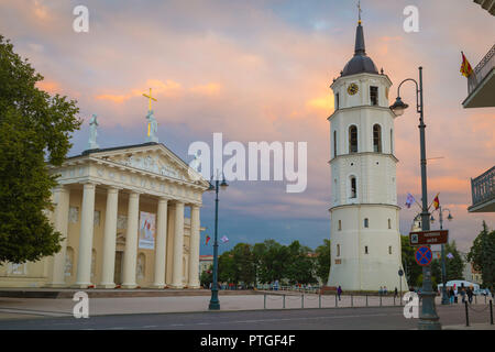 Le centre-ville de Vilnius, à la tombée de la vue de la cathédrale et du Beffroi clocher situé dans la place de la cathédrale, dans la vieille ville de Vilnius, Lituanie. Banque D'Images