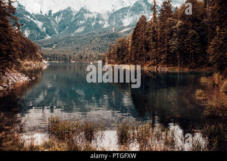 Le célèbre lac Eibsee en automne est juste en face des Alpes avec la Zugspitze Banque D'Images