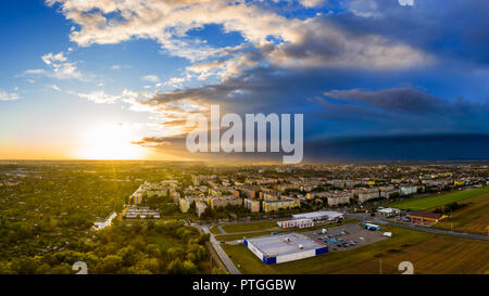 Vue de dessus sur l'immobilier à Ostrow Wielkopolski en Pologne, lors de la météo dynamique. Banque D'Images