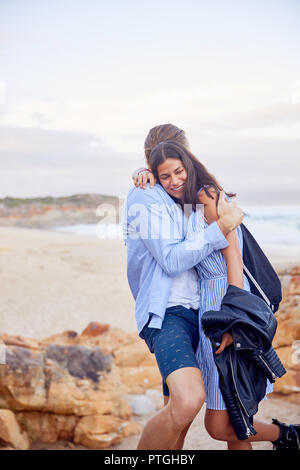 Affectionate couple hugging at beach Banque D'Images