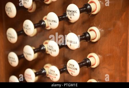 S'arrête sur un orgue orgue d'église dans Crossthwaite église paroissiale, Keswick, Cumbria, Angleterre. Banque D'Images