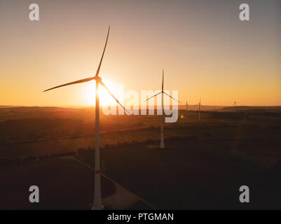 Les moulins à vent dans la région de aerial drone voir dans coucher du soleil doré. Banque D'Images