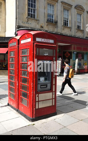 Un téléphone classique rouge fort qui a été converti à un distributeur automatique de trésorerie à Bath au Royaume-Uni. En 2018. Banque D'Images