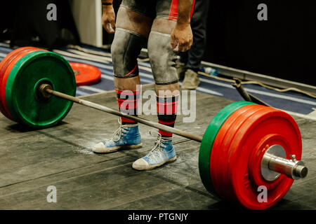 Les jambes de powerlifter de sport en craie et manchons genou soulevé de la concurrence Banque D'Images