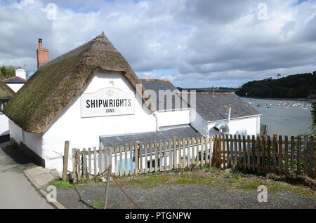 Le village blanc de chaume et de pub, les charpentiers de bras sur la rivière Helford à Cornwall, Angleterre Banque D'Images