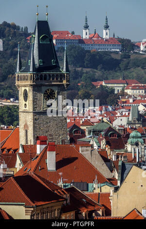 Tour de l'ancien hôtel de ville de Prague et monastère Strahov Prague Tchèque République Banque D'Images