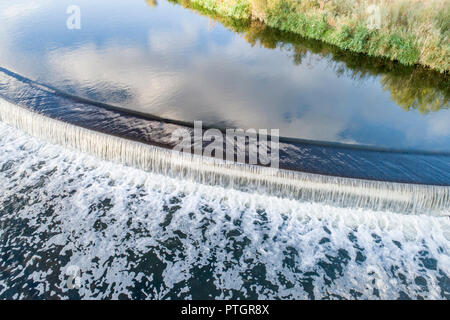 Barrage de dérivation de l'eau sur la rivière South Platte dans le nord du Colorado, vue aérienne Banque D'Images