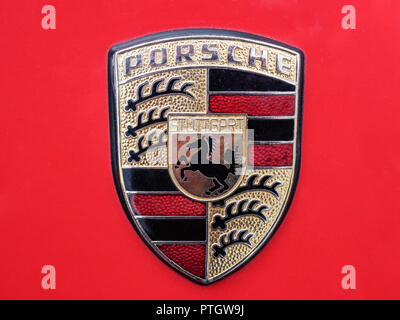 VILNIUS, LITUANIE-Août 26, 2018 : voiture Porsche logo sur un corps rouge Banque D'Images