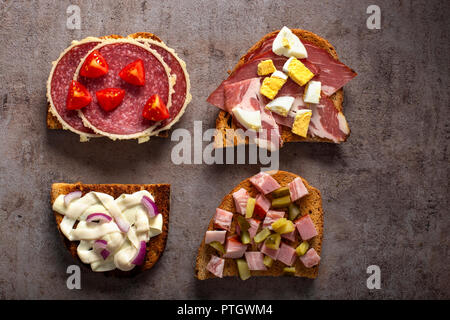 Jeu de sandwichs ouverts avec des œufs durs, des concombres, de salami, de fromage et de viande fumée - Vue de dessus Banque D'Images