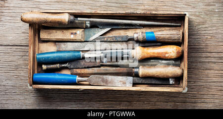 Ensemble de ciseaux à bois pour sculpter le bois.Collection d'outils anciens Banque D'Images