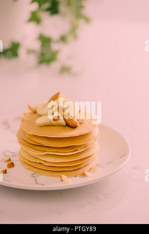 Cajou banana pancakes aux bananes et sauce caramel salé. la mise au point sélective tonifiant. Banque D'Images