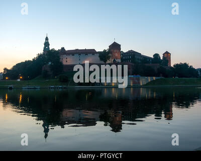 Cracovie, Pologne. Le Château royal de Wawel et la cathédrale, la rivière Vistule. Aerial Banque D'Images