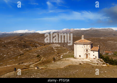 Santa Maria della Pietà à côté de la 10e siècle Rocca Calascio, une forteresse de montagne dans la province de L'Aquila dans les Abruzzes, en Italie. Banque D'Images