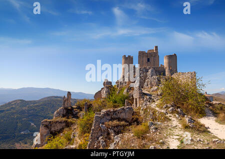 Le 10e siècle Rocca Calascio, d'une montagne près de la forteresse de hilltown Santo Stefano di Sessanio dans la province de L'Aquila dans les Abruzzes, en Italie. Banque D'Images