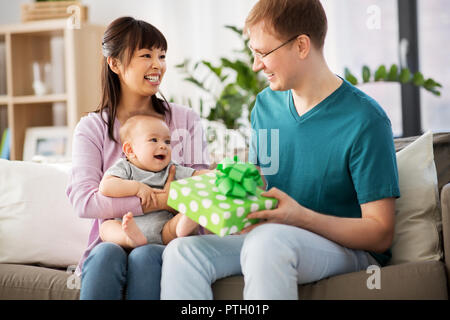 Mère avec bébé en cadeau d'anniversaire à père Banque D'Images