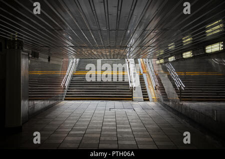 La lumière du soleil tombe sur l'escalier à la sortie d'un passage inférieur de la rue dans le tunnel. Banque D'Images