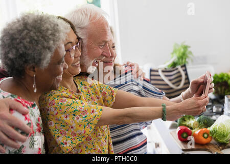 Happy friends with camera phone selfies Banque D'Images