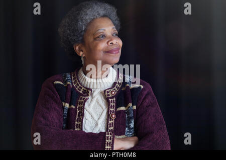 Portrait confiant, convaincu senior woman looking away Banque D'Images