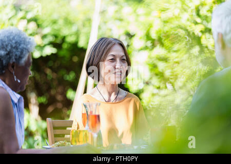 Senior friends enjoying garden party Banque D'Images