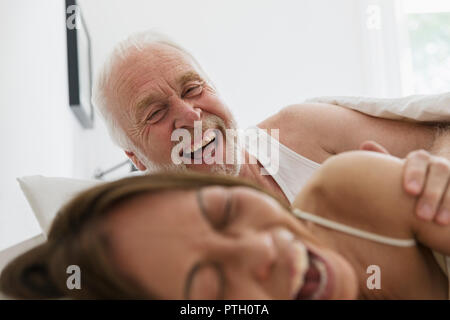 Affectueux et enjoué, senior couple in bed Banque D'Images