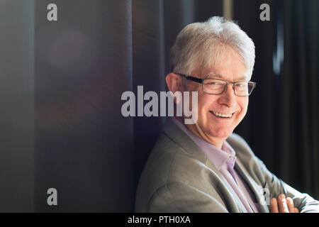 Portrait souriant, confiant senior businessman Banque D'Images