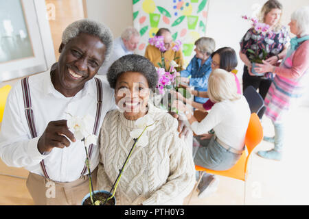 Portrait happy senior couple enjoying classe l'organisation de la fleur Banque D'Images
