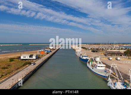 L'embouchure de la rivière Aterno-Pescara, photographié à partir de la ponte del Mare, la plus grande zone piétonne et cycle bridge en Italie, comme il s'écoule en th Banque D'Images