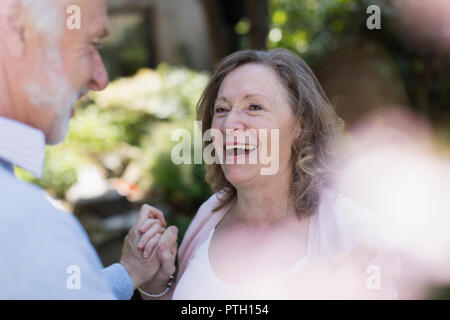 Heureux, affectueux senior couple in garden Banque D'Images