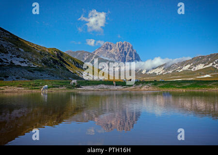 Réflexions de Gran Sasso d'Italia', Tibet peu pic situé dans Gran Sasso et Monti della Laga National Park, près de l'Aquila, Abruzzo, Italie. Banque D'Images