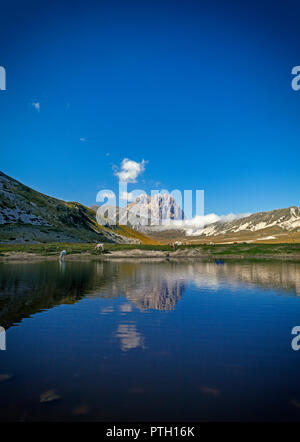 Réflexions de Gran Sasso d'Italia', Tibet peu pic situé dans Gran Sasso et Monti della Laga National Park, près de l'Aquila, Abruzzo, Italie. Banque D'Images