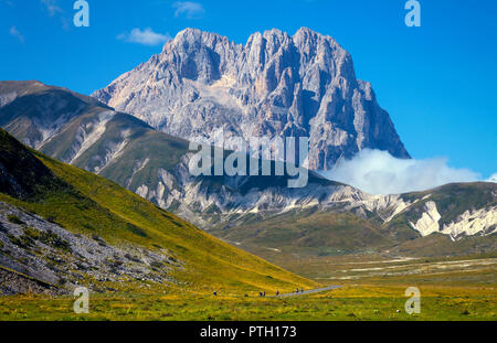 Ci-dessous des motocyclistes Gran Sasso d'Italia sur la crête du plateau de Campo Imperatore National Park, près de l'Aquila, Abruzzo, Italie. Banque D'Images