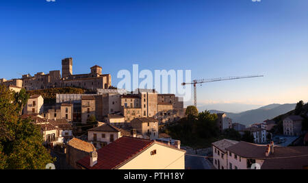 Castel del Monte ville médiévale, située au coeur de la Gran Sasso montagne dans la province de L'Aquila, dans le nord de l'Abruzzo, Italie. Banque D'Images