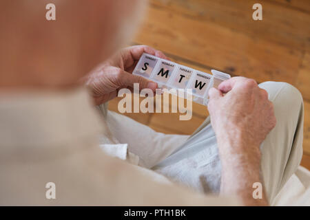 Senior man with pill box Banque D'Images